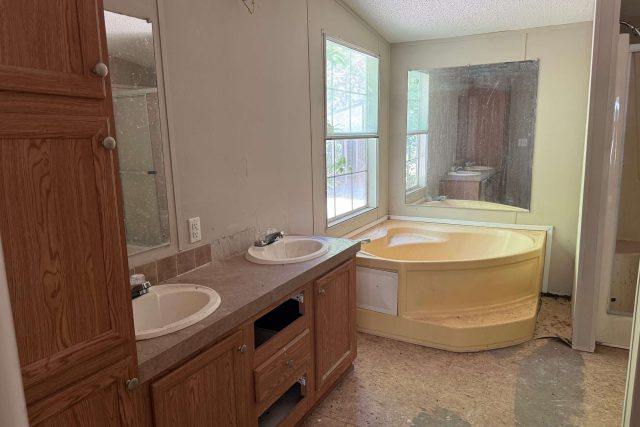 351 Camelot Dr-7